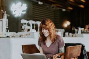 Junge Frau an Laptop