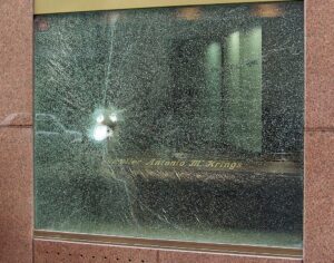Panzerglas-Schaufenster eines Juweliers nach einem Einbruchsversuch
