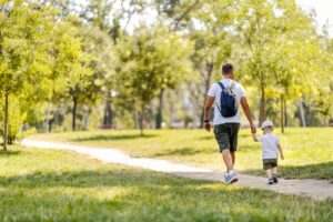 Vater und Sohn beim Spaziergang im Park