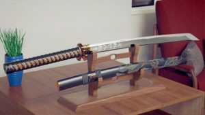 Katana mit Saya auf Ständer