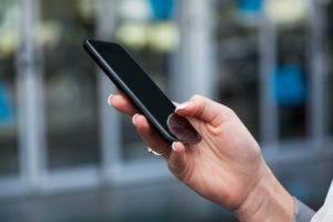 Hand mit Smartphone