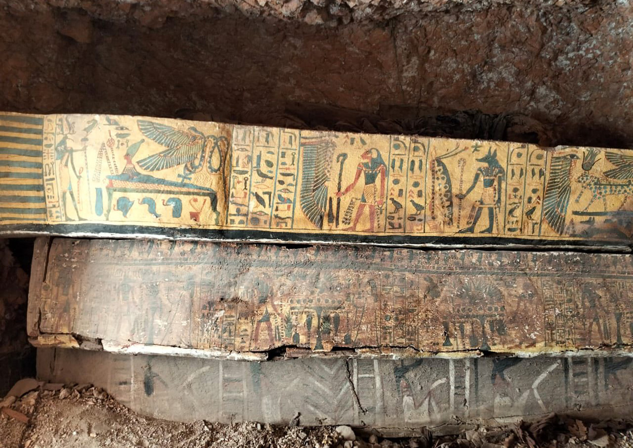 Felsenkammer mit 22 Sarkophagen entdeckt