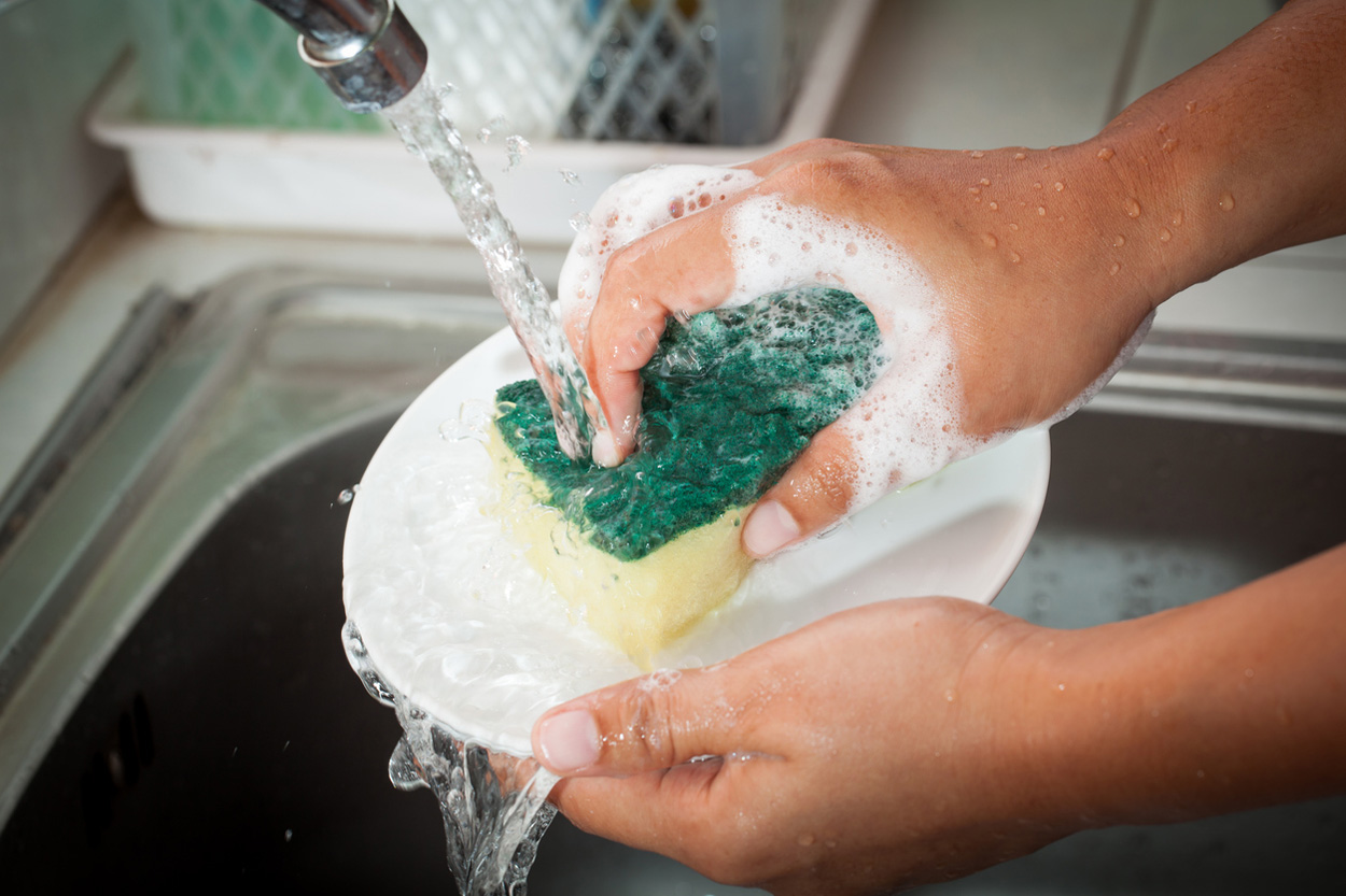 Wie viel Mikroplastik steckt im Abwasch?