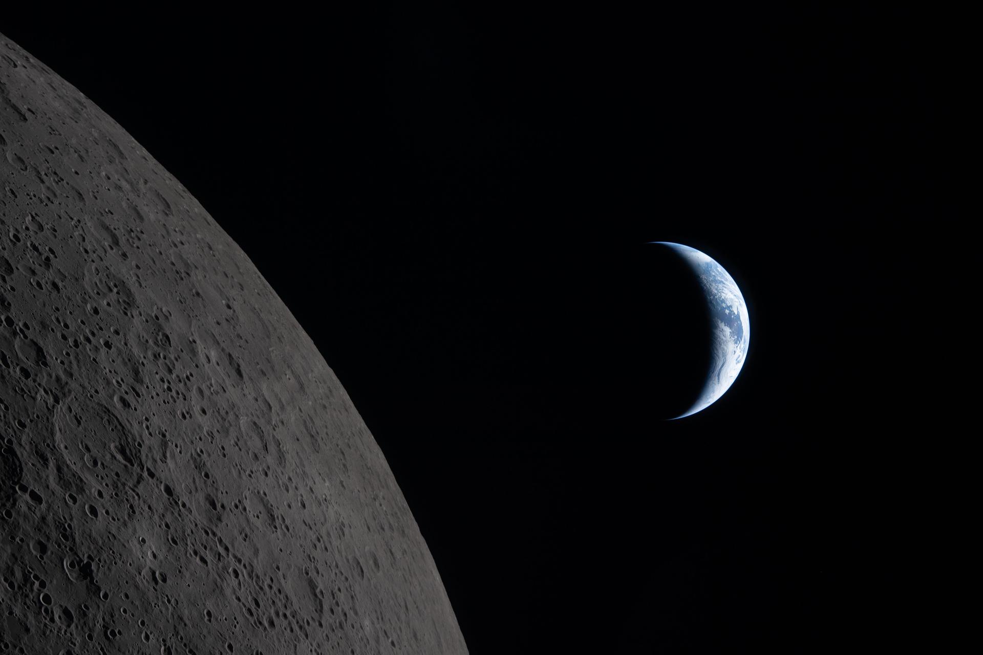 Erdsichel am Himmel über der Mondoberfläche. Aufgenommen von der Artemis-II-Mission