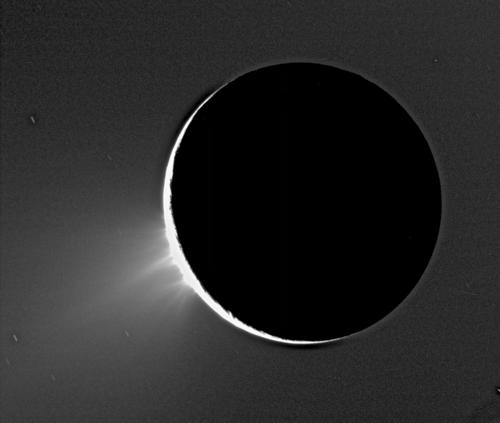 Wie Enceladus seine Nachbarn zum Leuchten bringt