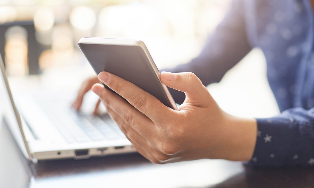 Machen Smartphones anfälliger für Fake News?